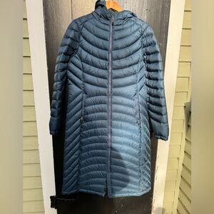L.L. Bean lightweight down 850 fill -worn twice like new!! beautiful blue shade!